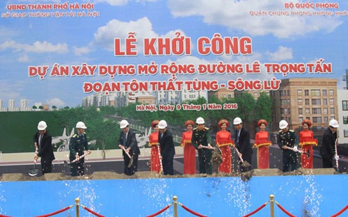 Bộ trưởng Quốc phòng Phùng Quang Thanh và Chủ tịch UBND thành phố Hà Nội Nguyễn Đức Chung cùng các đại biểu làm lễ khởi công dự án.