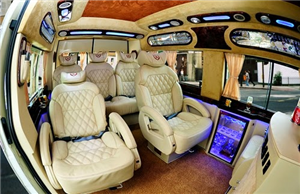 Nhân viên lái xe 10 chỗ